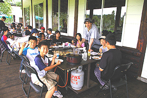 日高イングリッシュ・サマー・キャンプ　昼食ジンギスカン